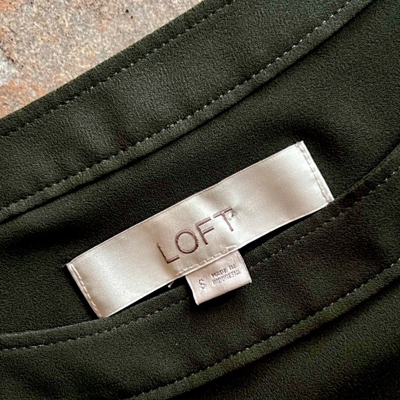 ⭐️BOGO FREE⭐️ LOFT Olive Green Pleated Long Sleeve Blouse - Picture 7 of 12